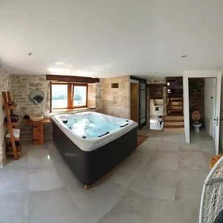 Gite Romantique Avec Jacuzzi Et Piscine Chauffee Сasa de vacaciones Corn